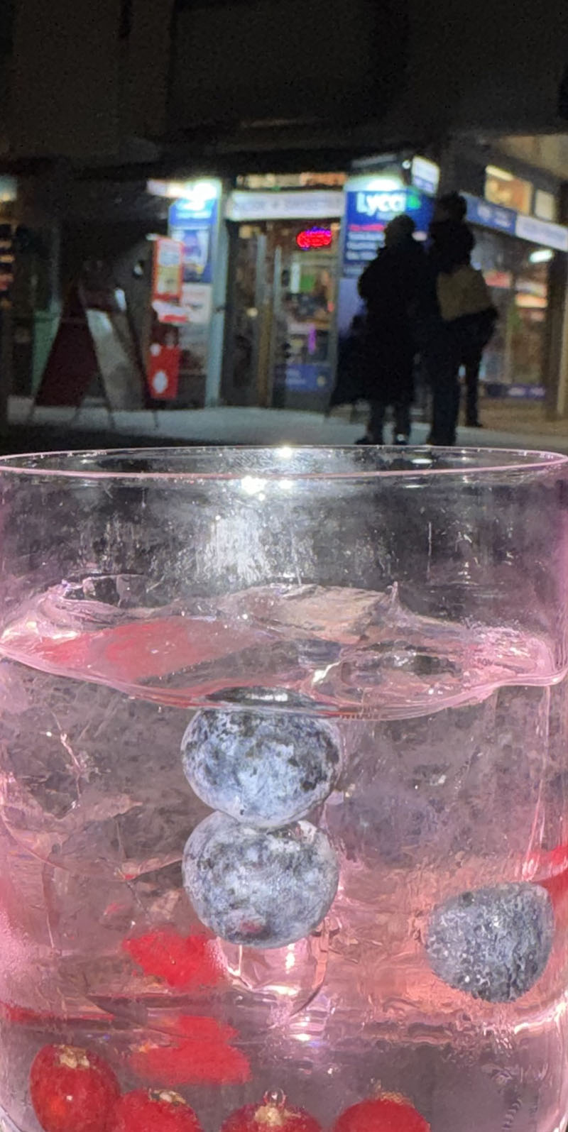 Hier wird man f&uuml;r eine Nacht, Teil der gleichen Geschichte, und man ist ganz schnell, ganz nah.