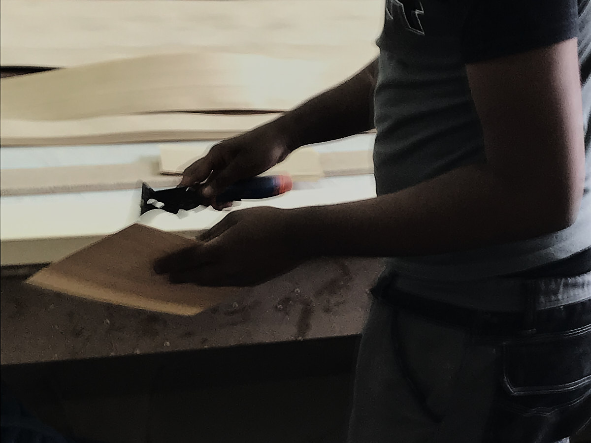 La tranche est recouverte de colle 