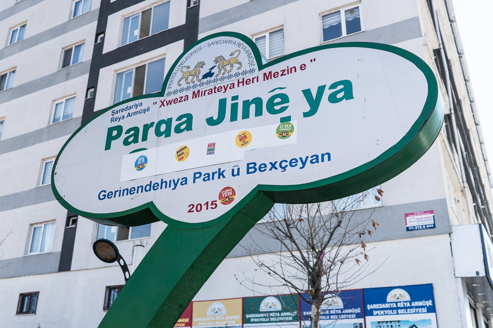 Van. Ce parc r&eacute;serv&eacute; aux femmes construit par la municipalit&eacute; HDP s'appelait parc "Shengal". Depuis que l'administrateur d'&eacute;tat nomm&eacute; par le gouvernement Erdogan a pris le contr&ocirc;le de la ville suite &agrave; la vague de r&eacute;pression de2016/2017, il a oblig&eacute; de cacher le nom.