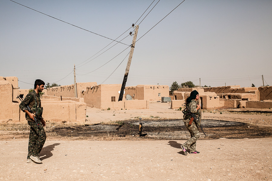 Juin 2014. Ligne de front dans la r&eacute;gion de Sere Kaniye (Ras al ayn), autour du village de Tel Khanzir. La femme devant dirige les op&eacute;rations.