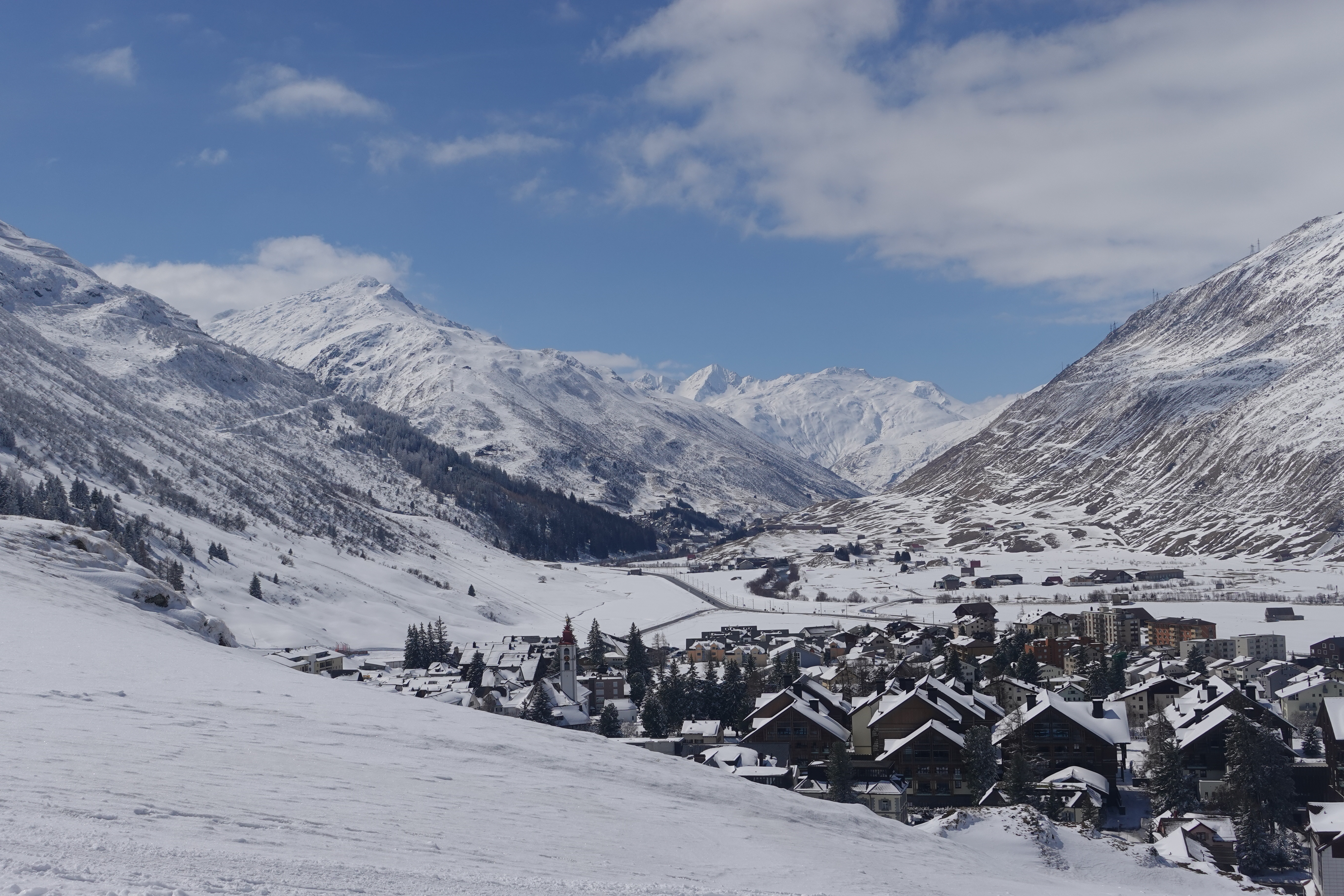 Das Urserental mit Andermatt im Vordergrund
