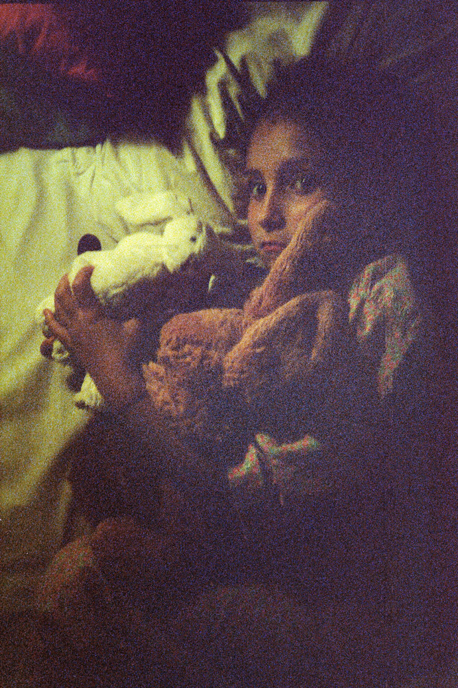 Novembre 2019. La cap de la quarantaine était bien trop calme, la tempête promise restait tapis dans le ronron d'un quotidien qui aurait pu nous engloutir. Les 40° rugissants ont finalement surgit, avec cette vertu de devoir les affronter ensemble pour ne pas sombrer. La traversée laisse des traces mais nous sommes toujours vivants, prêt pour les 50° hurlants.