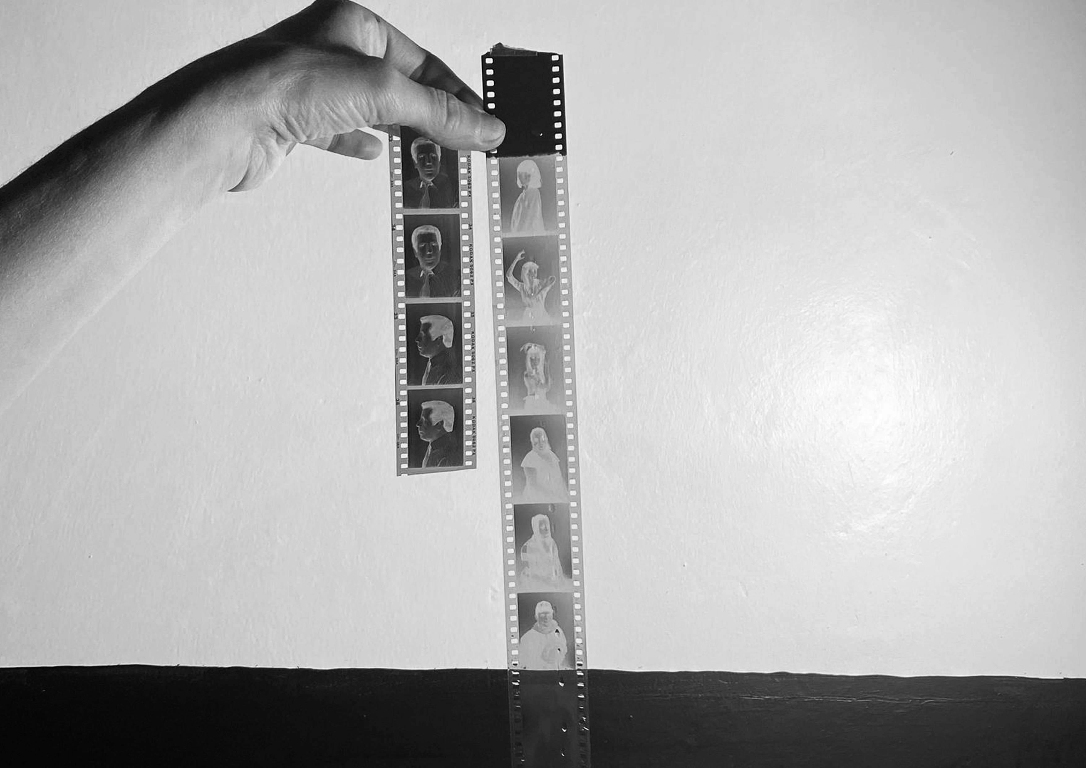 ATELIERS TIRAGE ARGENTIQUE TOUS LES JEUDISAtelier d'initiation au tirage argentique, de 18h30 &agrave; 20h Cet atelier est destin&eacute; &agrave; la fois aux personnes ayant d&eacute;j&agrave; quelques bases de tirage argentique, mais aussi aux parfaits novices. Maccha animera l'atelier et vous guidera dans les diff&eacute;rentes &eacute;tapes: maniement de l'agrandisseur, cadrage, exposition, vitesse. Toutes les chimies sont fournies pour l'&eacute;tape de d&eacute;veloppement dans les diff&eacute;rents bacs de r&eacute;v&eacute;lateur, fixateur et bains d'arr&ecirc;t.