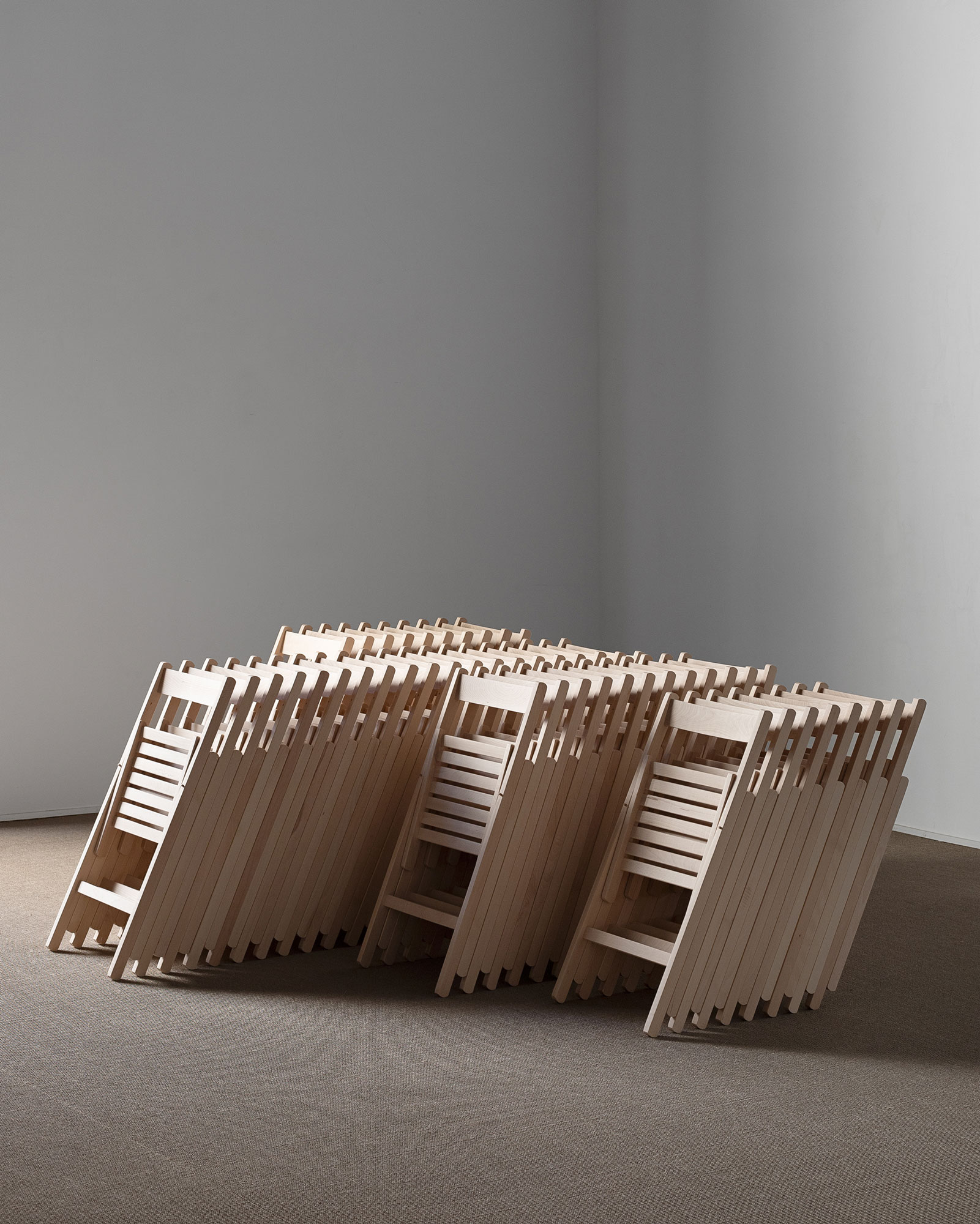 Four Freestanding Stacks of Folding Chairs, 202450 beech wood folding chairs, steel components, pine wood pegs.230 × 185 × 80 cm.Installation view at Processionària, Galeria Pelaires, Palma, 2024Photo: Juan David Cortés