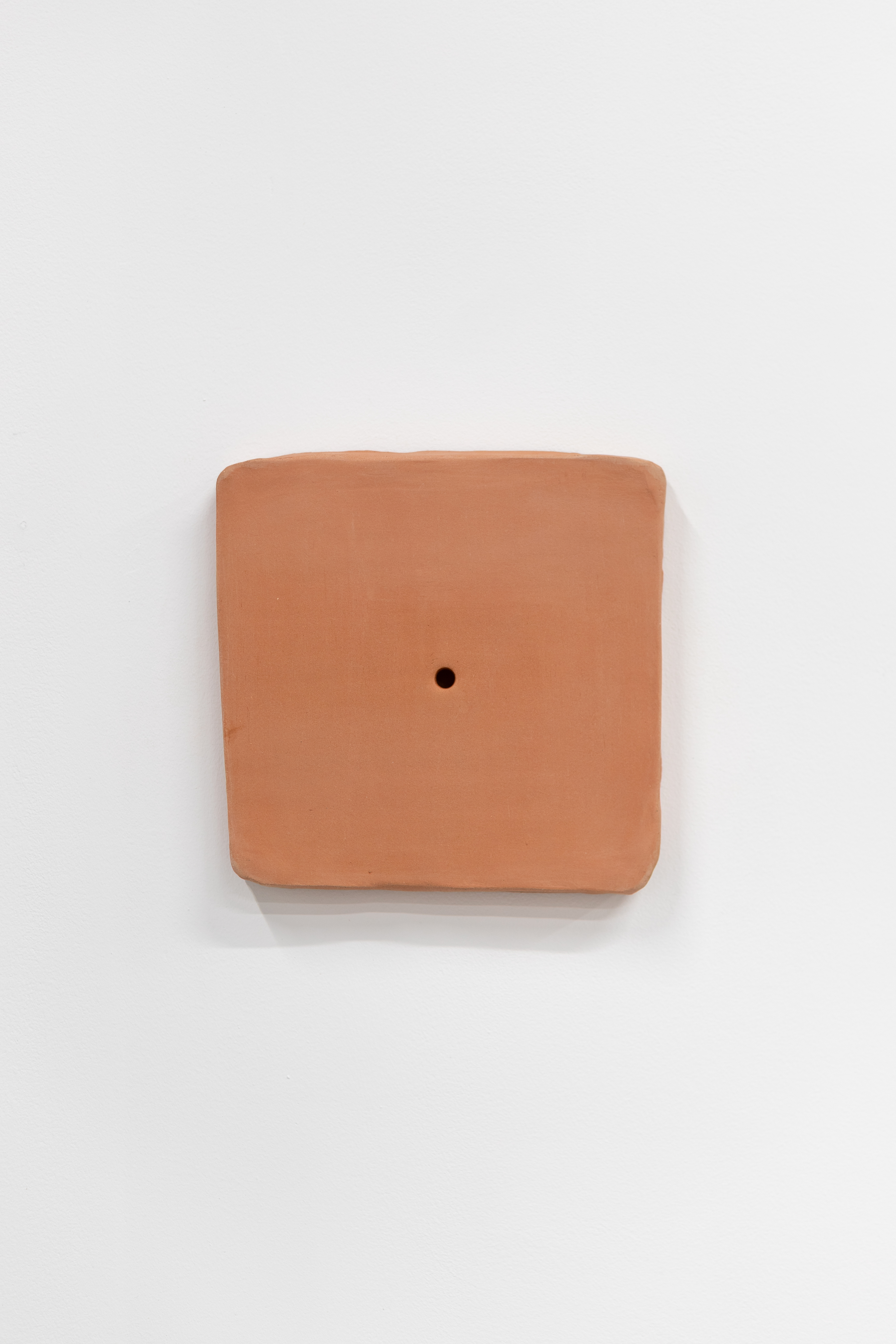 Trou, plaque, ligne 1, terracotta, 22,1 x 22 x 2,5 cm, 2025