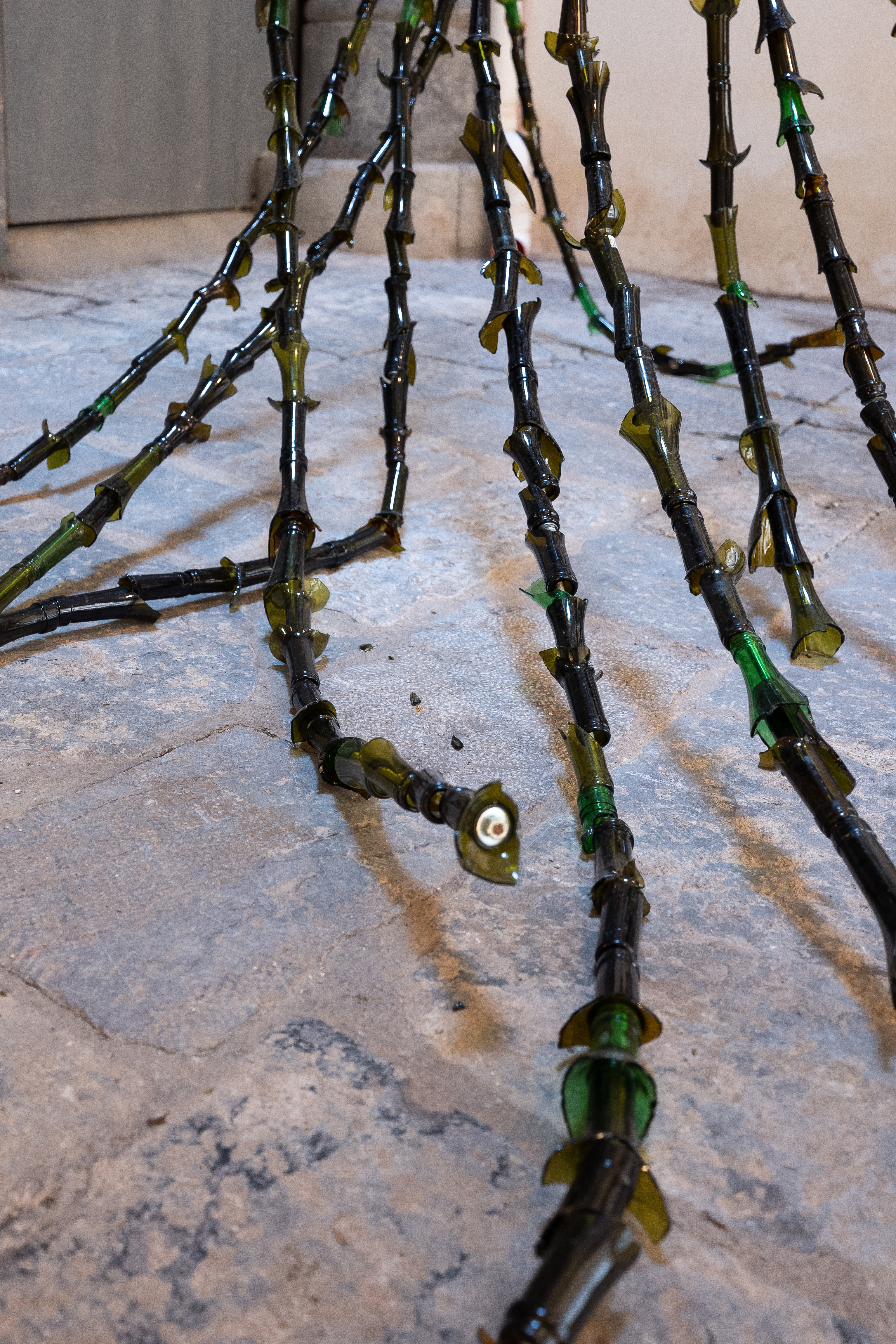 Medusa, 2025, installazione ferro, colli di bottiglia vetro bianco, (ingresso pian terreno), 350 x 120x 120 cm / Iron, white glass bottle necks (ground floor entrance), 350 x 120 x 120 cm