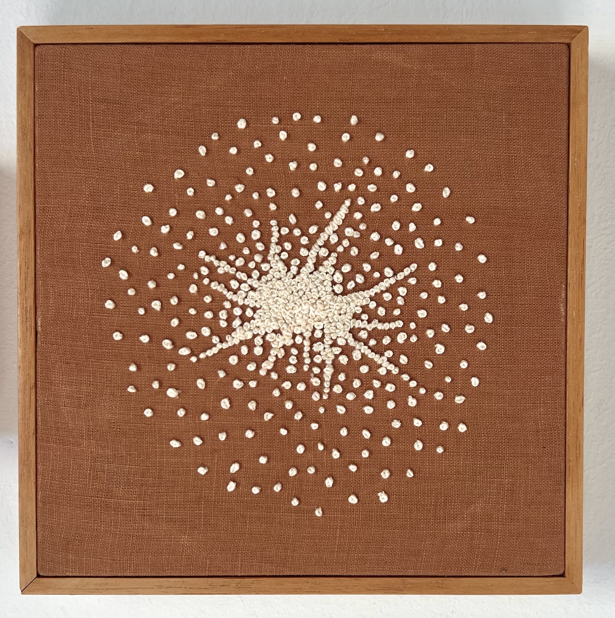 Poeira | Bordado sobre linho | 15cm x 15cm | 2025