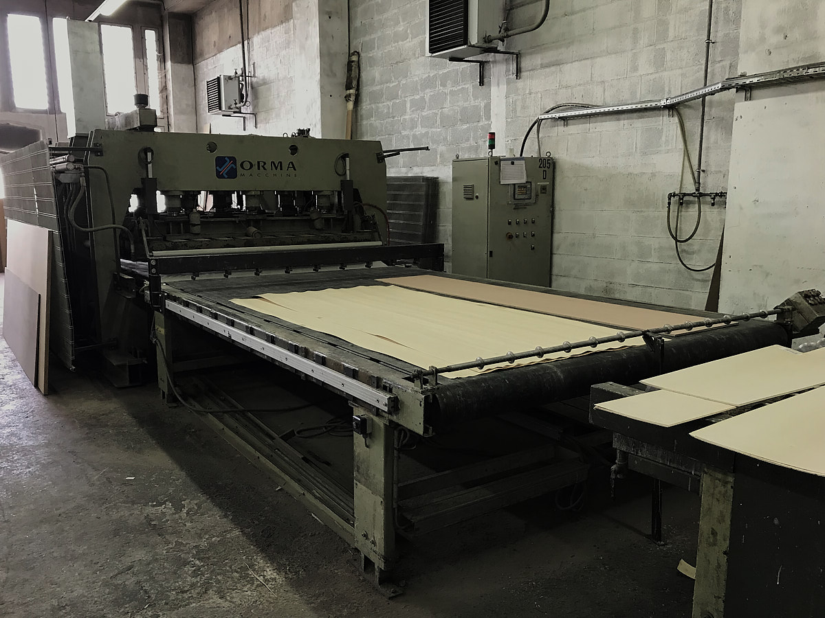 Le panneau va ensuite passer dans la presse