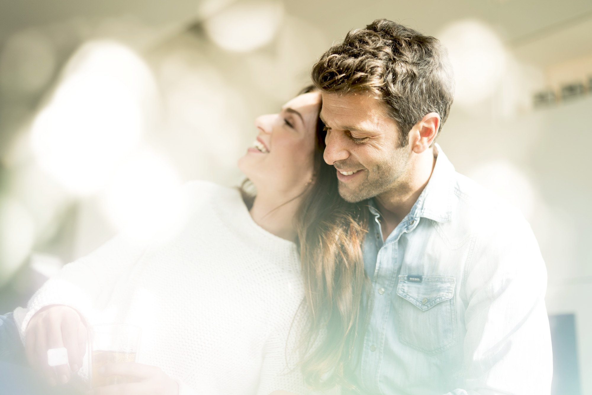 Ein junges Paar in der Lobby des Strandgut Hotels in Sankt Peter Ording.