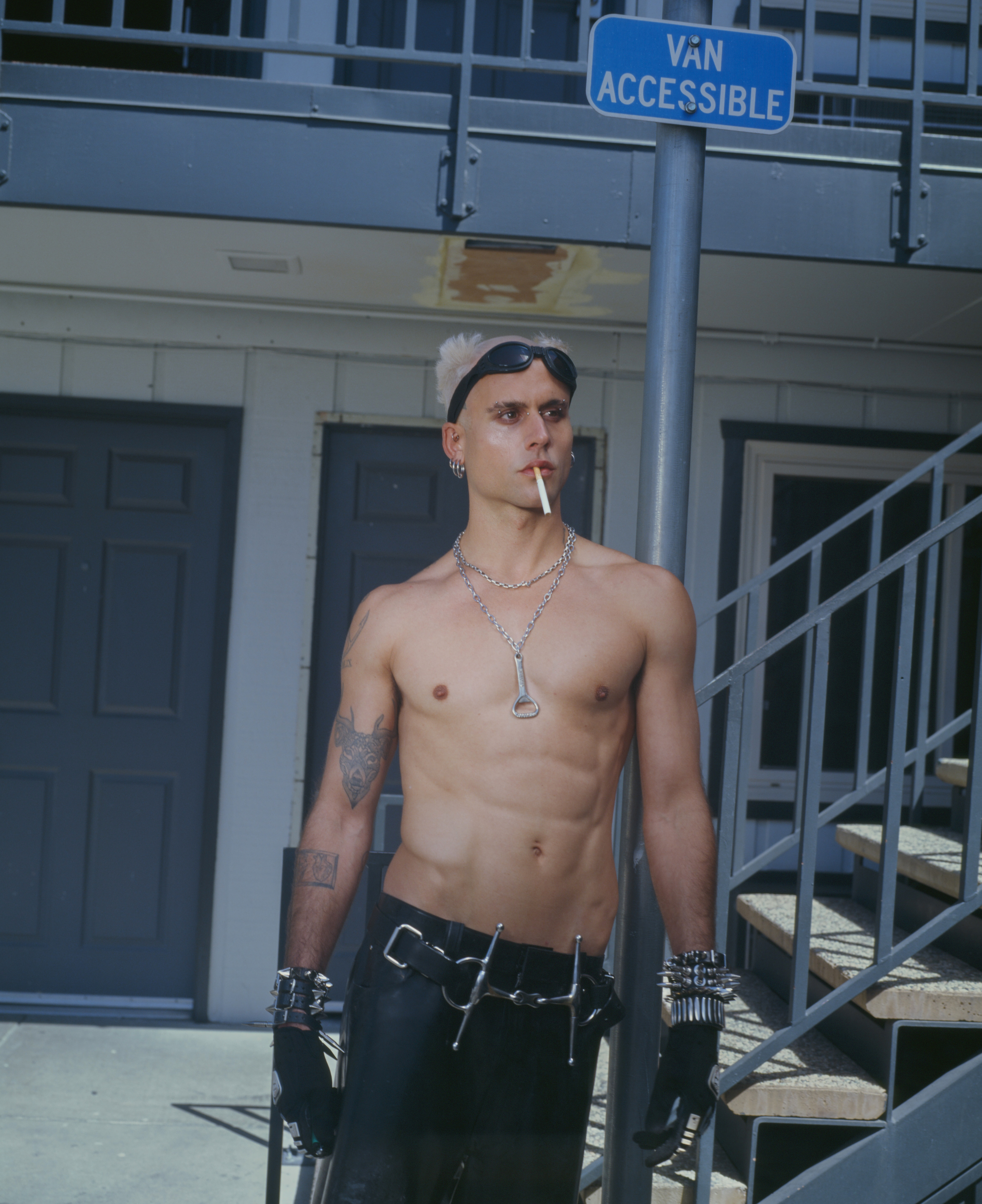 Luis De Javier "Le Robo Una Rosa"