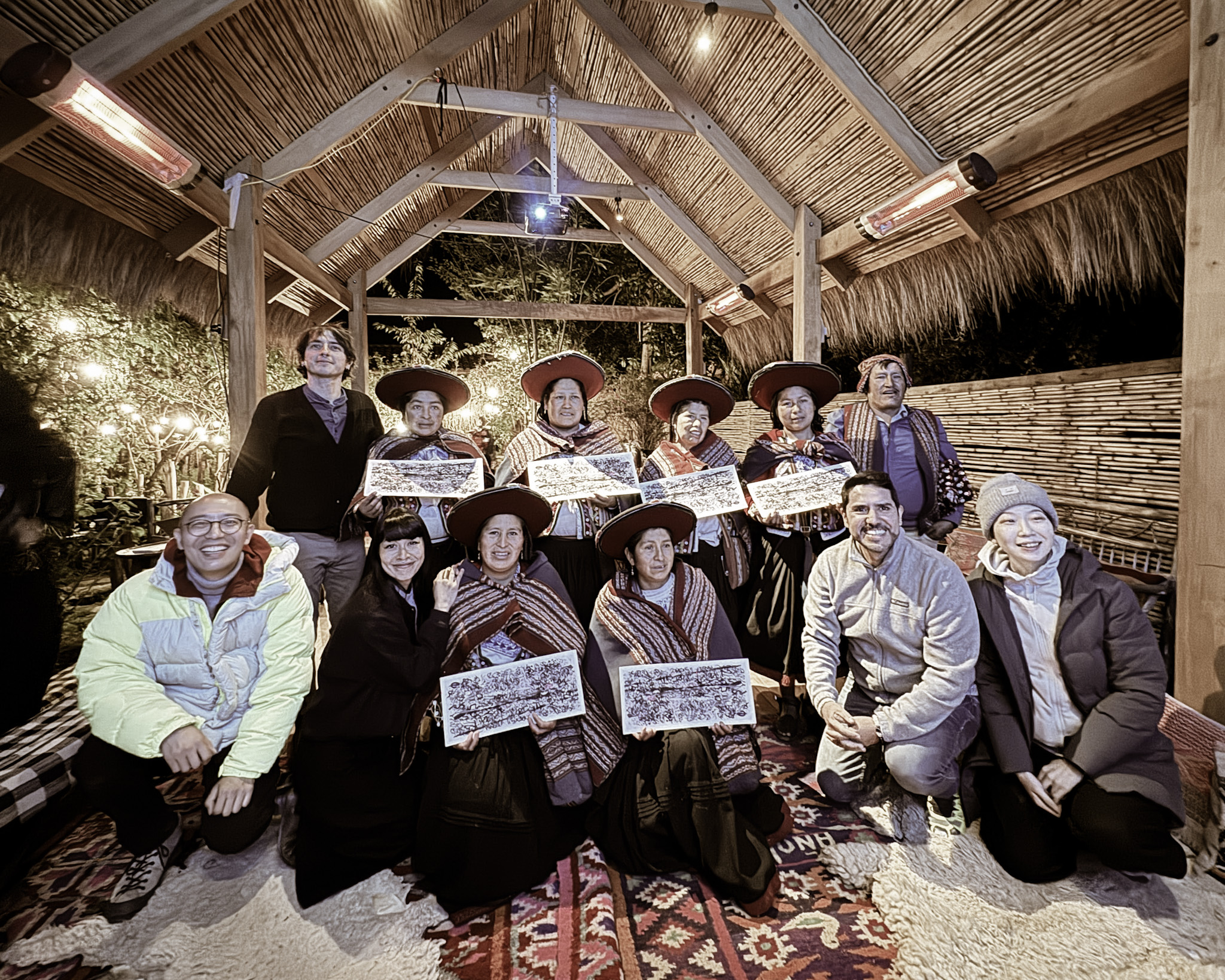 “500 Trazos” en ALQA – Museo de Arte Popular Andino, Ollantaytambo, Cusco: encuentro intercultural entre Perú y China con la participación del artista Wu Jian’an, mostrando procesos de creación colectiva, gestos espontáneos y trazos realizados por comunidades del Valle Sagrado que dieron origen a un mural monumental en Pekín. Evento cultural con artistas, mediadores y público local e internacional, celebrado en ALQA como espacio de diálogo, territorio y memoria visual. / “500 Strokes” at ALQA – Museum of Andean Popular Art, Ollantaytambo, Cusco: an intercultural encounter between Peru and China featuring artist Wu Jian’an, highlighting collective creation processes, spontaneous gestures, and strokes made by Sacred Valley communities that later formed a monumental mural in Beijing. Cultural event gathering artists, mediators, locals and international visitors at ALQA as a space of dialogue, territory, and shared visual memory.
