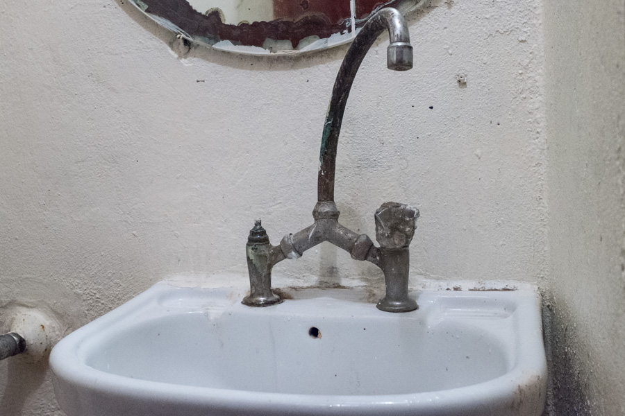 La plomberie est rong&eacute;e par l'eau sal&eacute;e distribu&eacute;e par les canalisations 