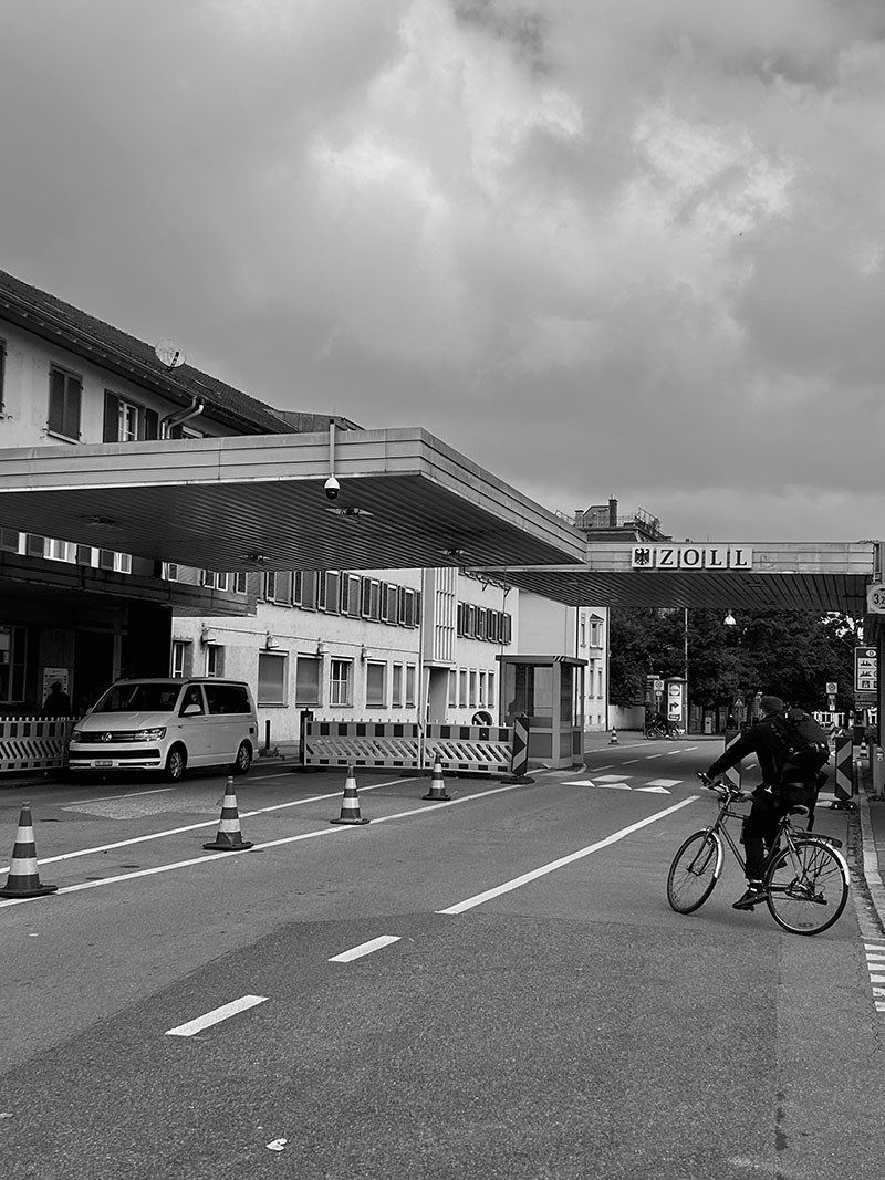 Der Weg bleibt offen, selbst unter dem Dach der Kontrolle. 