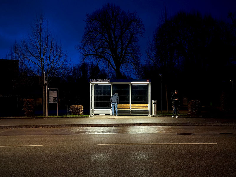 Die ersten Leute stehen mit der D&auml;mmerung auf und machen sich auf den Weg.
