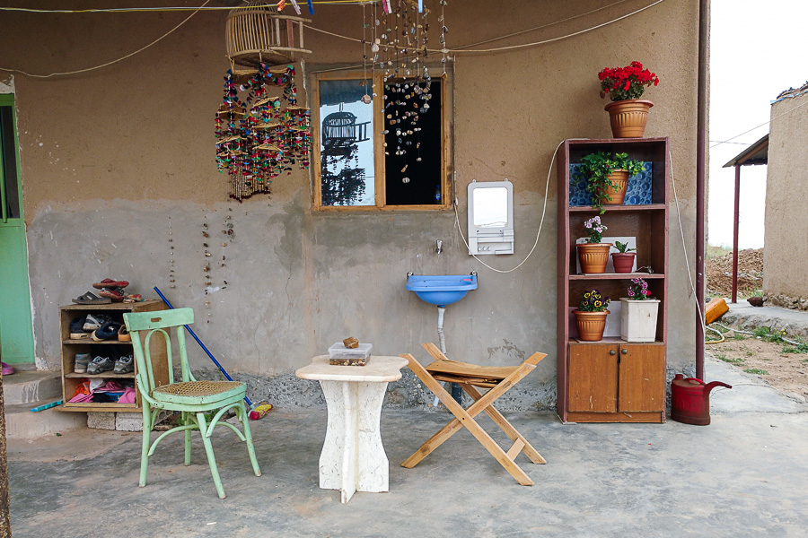 Jinwar, avril 2018. Le village Jinwar est pr&eacute;vu pour accueillir 30 femmes, et leurs &eacute;ventuels enfants. Si la priorit&eacute; sera donn&eacute;e aux femmes de martyrs, toutes les femmes d&eacute;sireuses d'y habiter pourront en faire la demande, c&eacute;libataires,femmes divorc&eacute;es, victimes de violences conjugales... Si les hommes ne peuvent r&eacute;sider au village, ils viennent toutefois y participer aux travaux. Les maisons sont construites en brique de terre et de paille traditionnelle, le but &eacute;tant d'avoir le fonctionnement le plus &eacute;cologique possible.