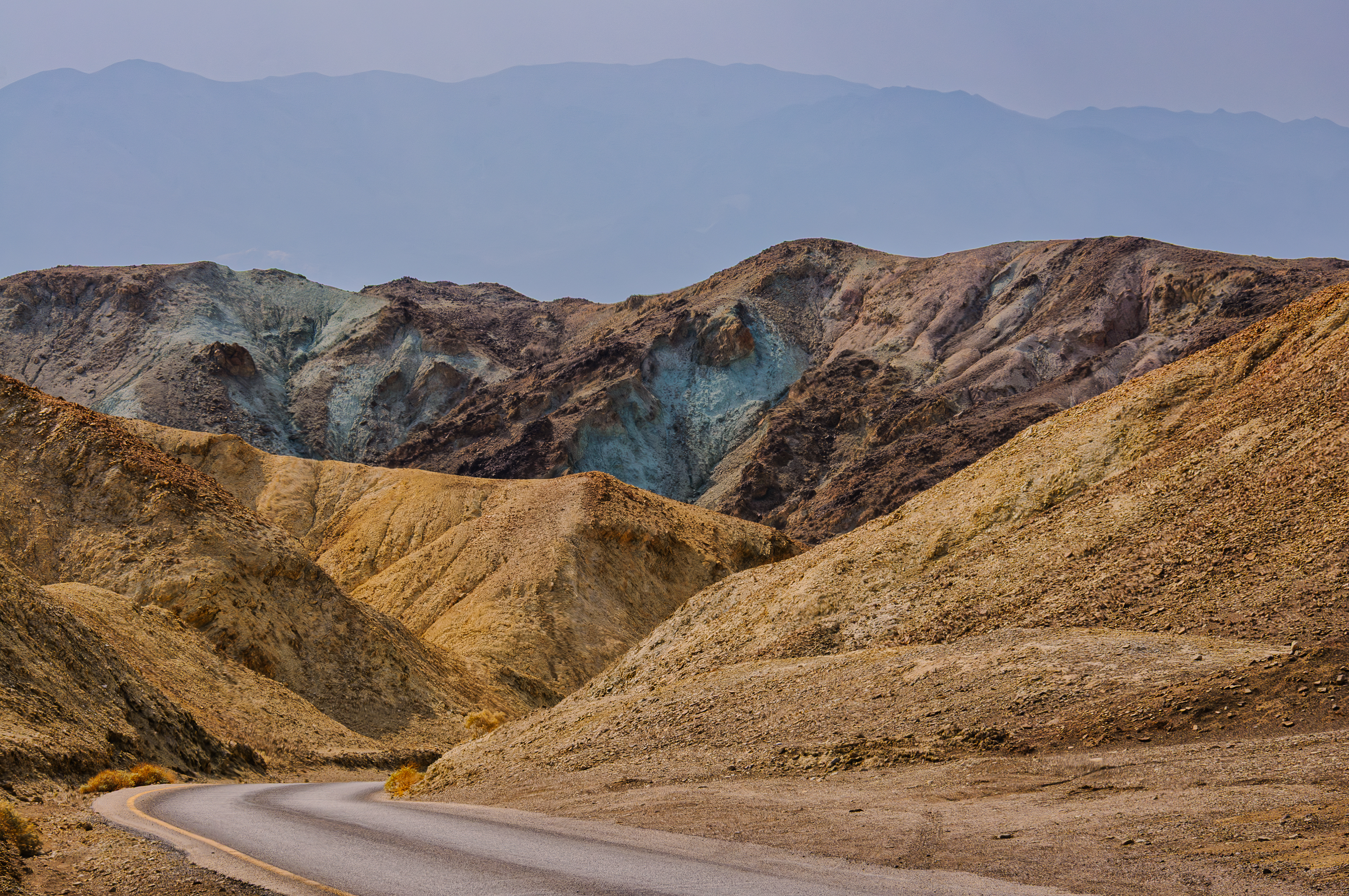 La vallée de la Mort (Death Valley) dans désert des Mojaves en Californie.Badwater, est à −85,5 mètres sous le niveau de la mer. Température relevée à Furnace 56,7°. Il faisait 52° ce jour là.