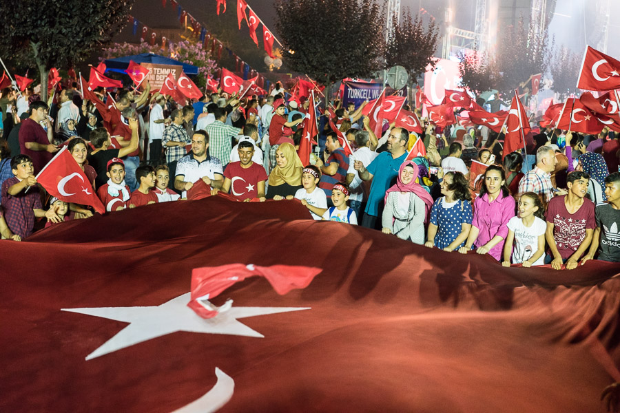 Deux semaines apr&egrave;s le coup d'&eacute;tat avort&eacute; en Turquie, rassemblement de soutien &agrave; Erdogan dans le quartier conservateur de Fatih.