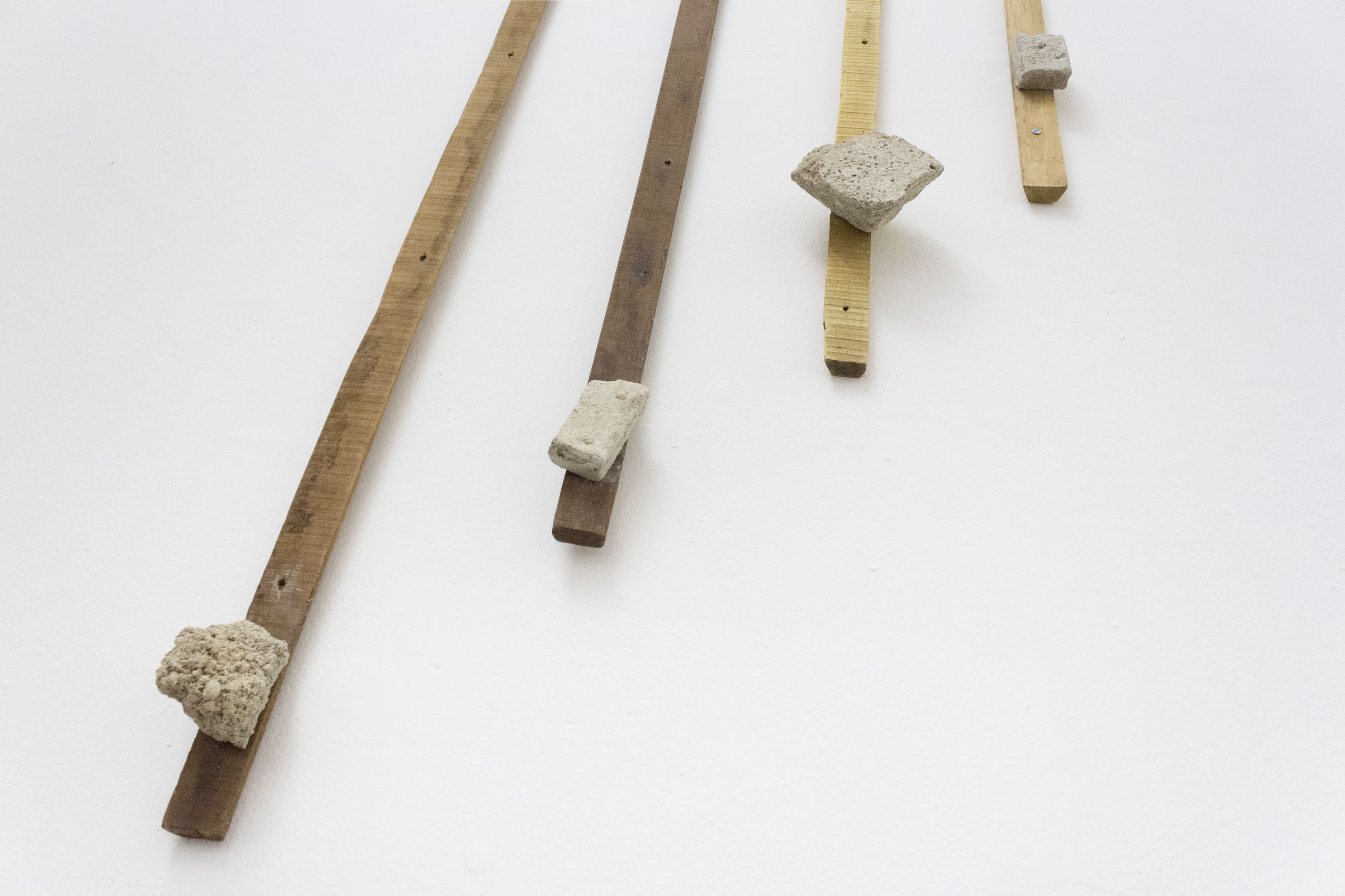 OBJETO PAISAGEM 3Madeira, concreto, tinta de parede e prego. 220 x 84 x 10 cm. 2018