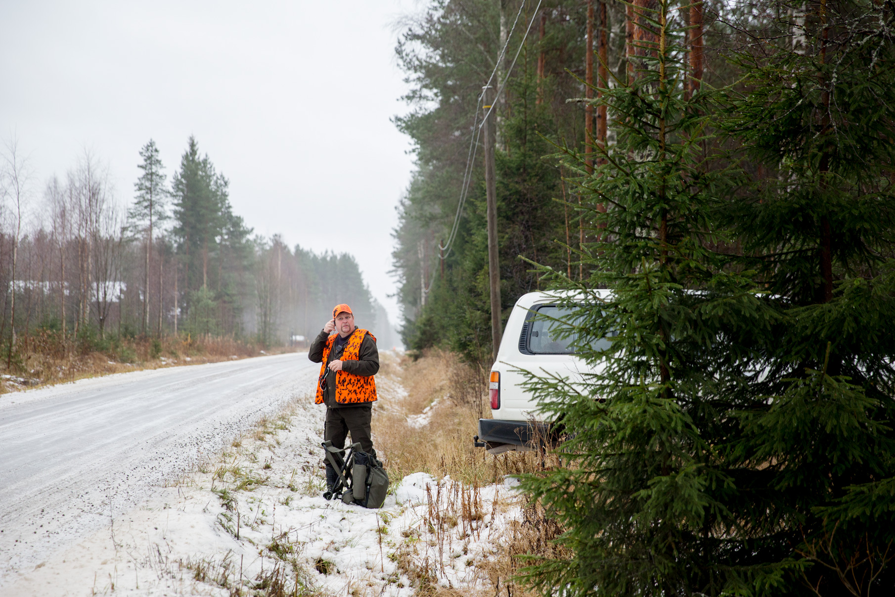 Juha odottaa, että muut metsästäjät ovat valmiita. | Juha waits other hunters to be ready.