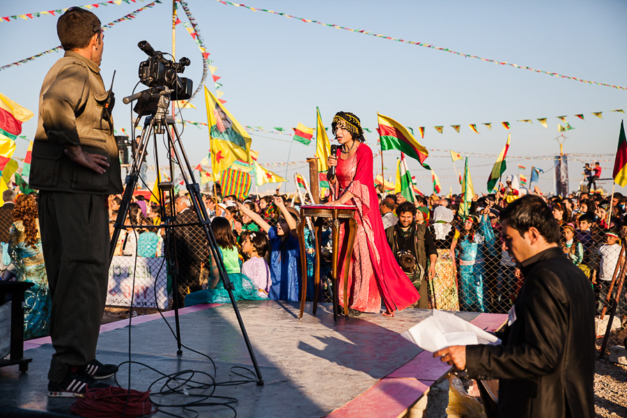 Qamishlo, Mars 2014. F&ecirc;te de Newroz. Berfin est une journalsite de Ronahi TV. Comme elle, de nombreux kurdes sont venus du Bakur participer au processus politique en cours au Rojava. Les cha&icirc;nes d'infos comme Ronahi TV tentent de donner une couverture des infos nouvelles. La cha&icirc;ne se d&eacute;cline aussi en journal papier. Apr&egrave;s une &eacute;prouvante ann&eacute;e de guerre, newroz est pour les kurdes syriens un symbole de leur lutte pour la libert&eacute;, et l'occasion d'affirmer haut et fort leur volont&eacute; de r&eacute;sister.