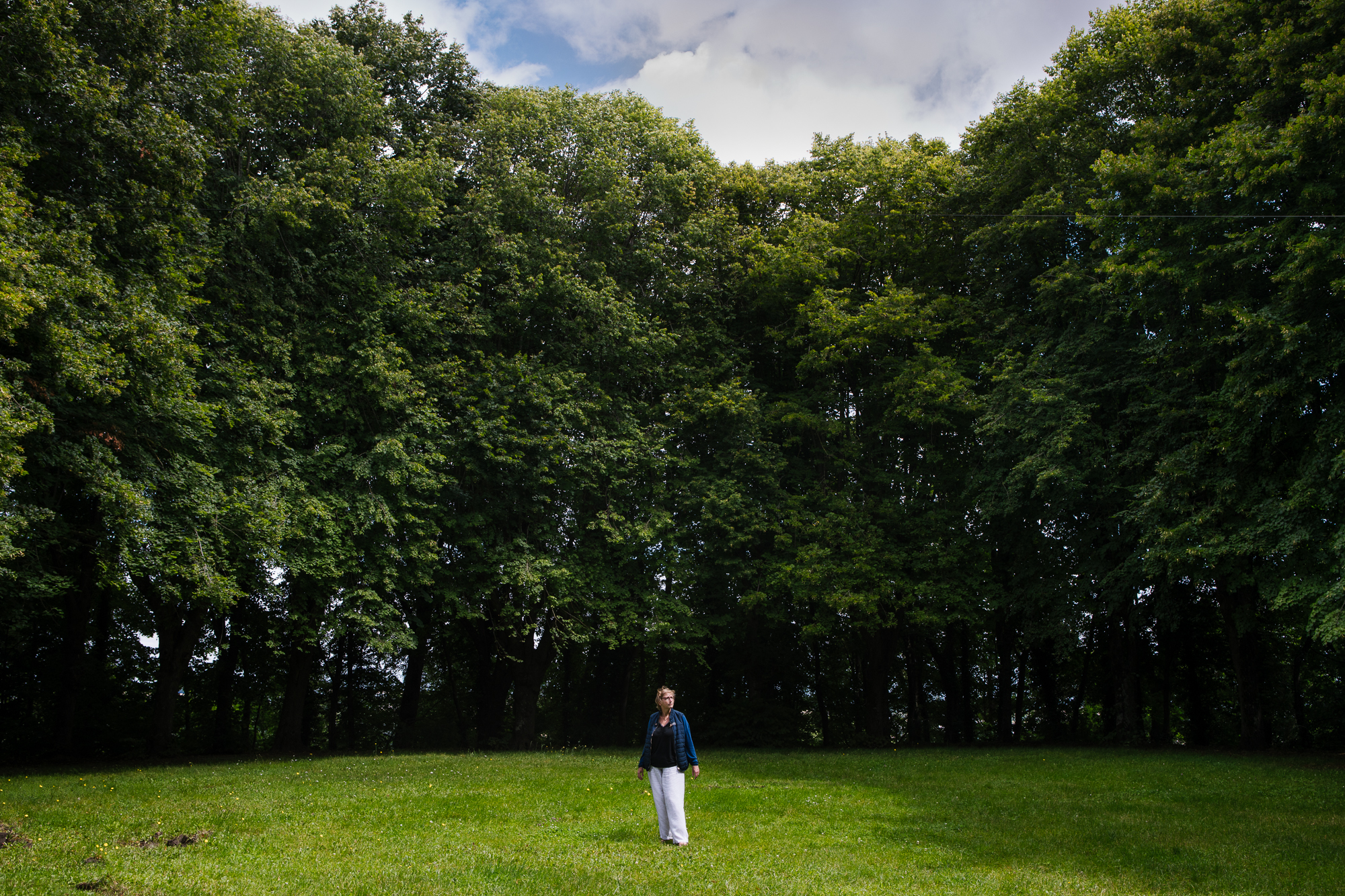 Cathy Renault, at the Chatelier Park. "For me, the Chatelier is my whole childhood, circumstances brought me here. I used to come here on my bike. There were gym classes with the school Notre-Dame de la Providence, or afternoons after school. The Chatelier is all of that. It's the place of the heart, it's a beautiful lung of oxygen in the city and it's so nice, it's pretty. When we were kids, we used to go into the water tower over there. We weren't necessarily supposed to go, but we went anyway, like all the kids".