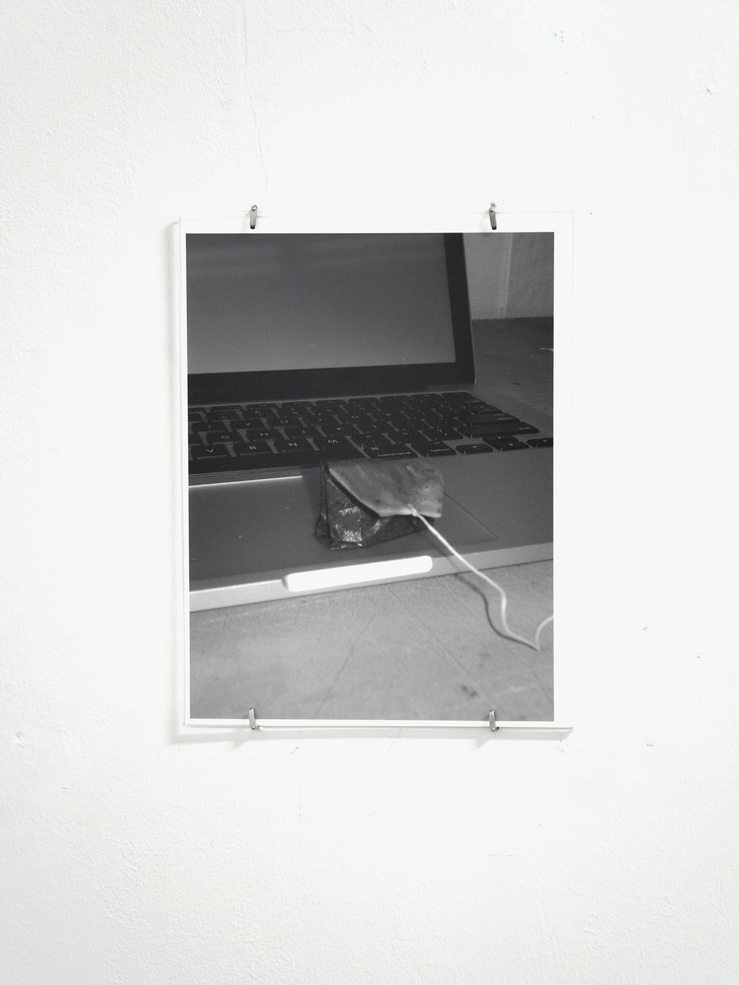 Weight &amp; Velocity (Tea Bag on Touchpad) #2, 2014C-Print21,5 x 27,9 cm.