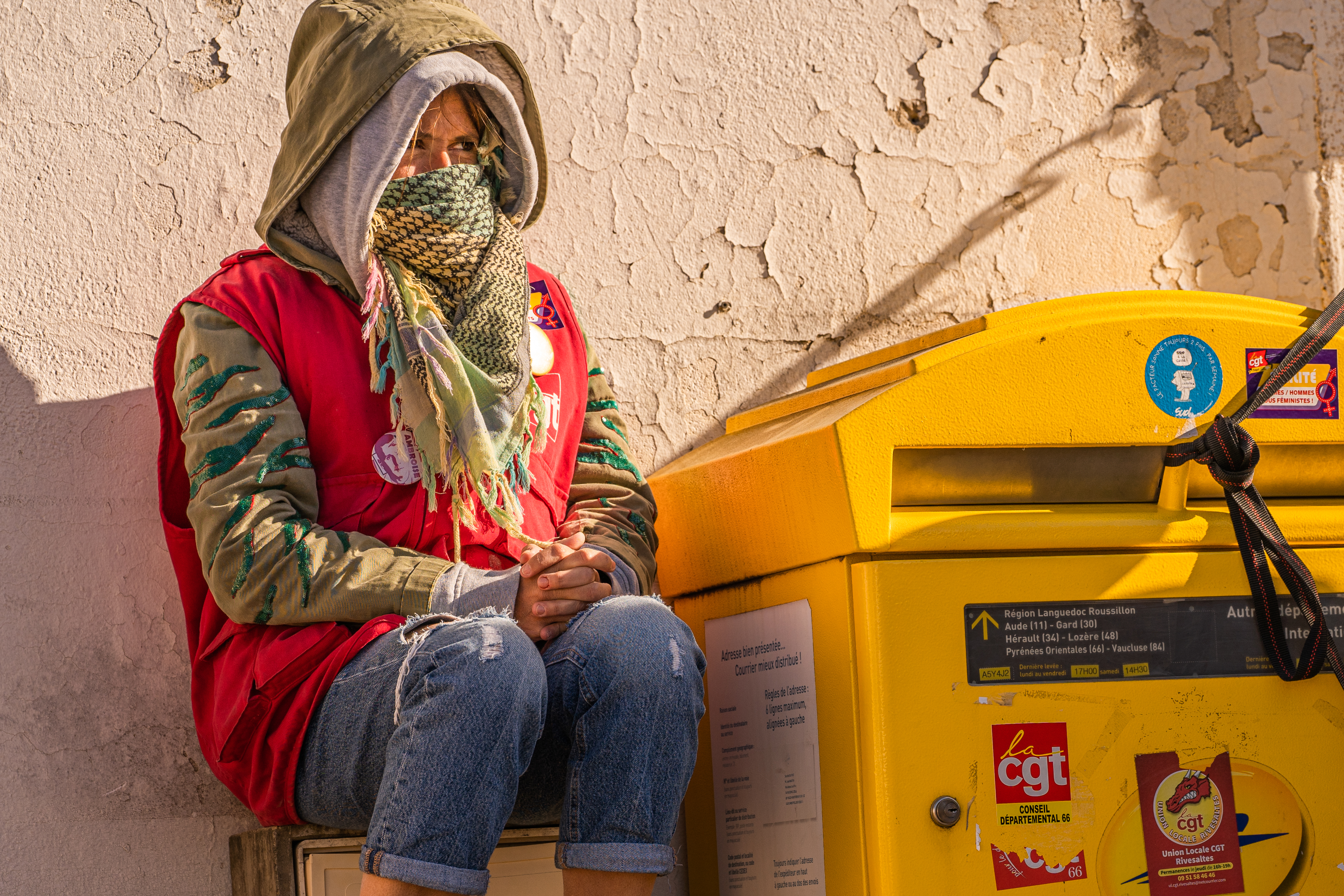 Les huissiers sont l&agrave; chaque jour, la police quelques fois. Chaque fois, l&rsquo;appr&eacute;hension est grande, leur situation reste pr&eacute;caire. Une source leur a r&eacute;v&eacute;l&eacute; que la police aller venir avec EDF pour couper leur alimentation en &eacute;lectricit&eacute;. Ruth s&rsquo;est assise sur le g&eacute;n&eacute;rateur, dans l&rsquo;attente de leur contr&ocirc;le. 