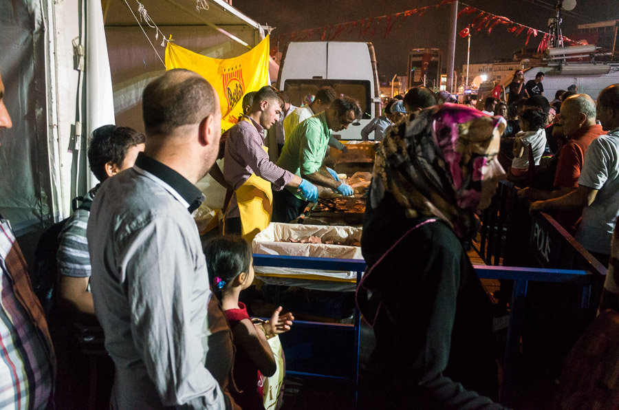 Derniers jours des rassemblements de soutien &agrave; Erdogan place Taksim. Comme chaque soir, de la nourriture est distribu&eacute;e gratuitement aux participants.