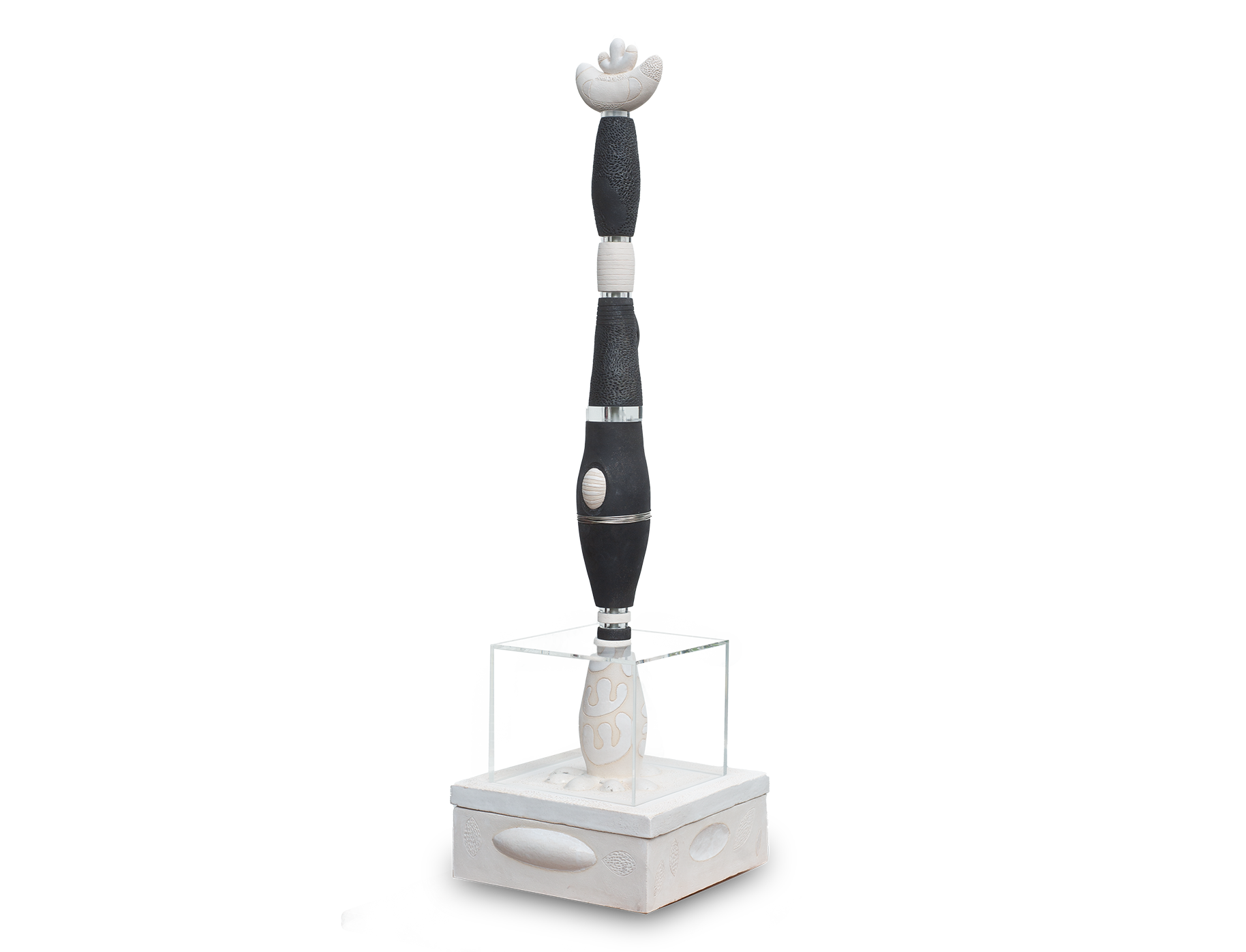 Mutaforma (Ceramica Raku, refrattario bianco, smalto, plexiglass, alluminio, cm 75×20×20,  2025)