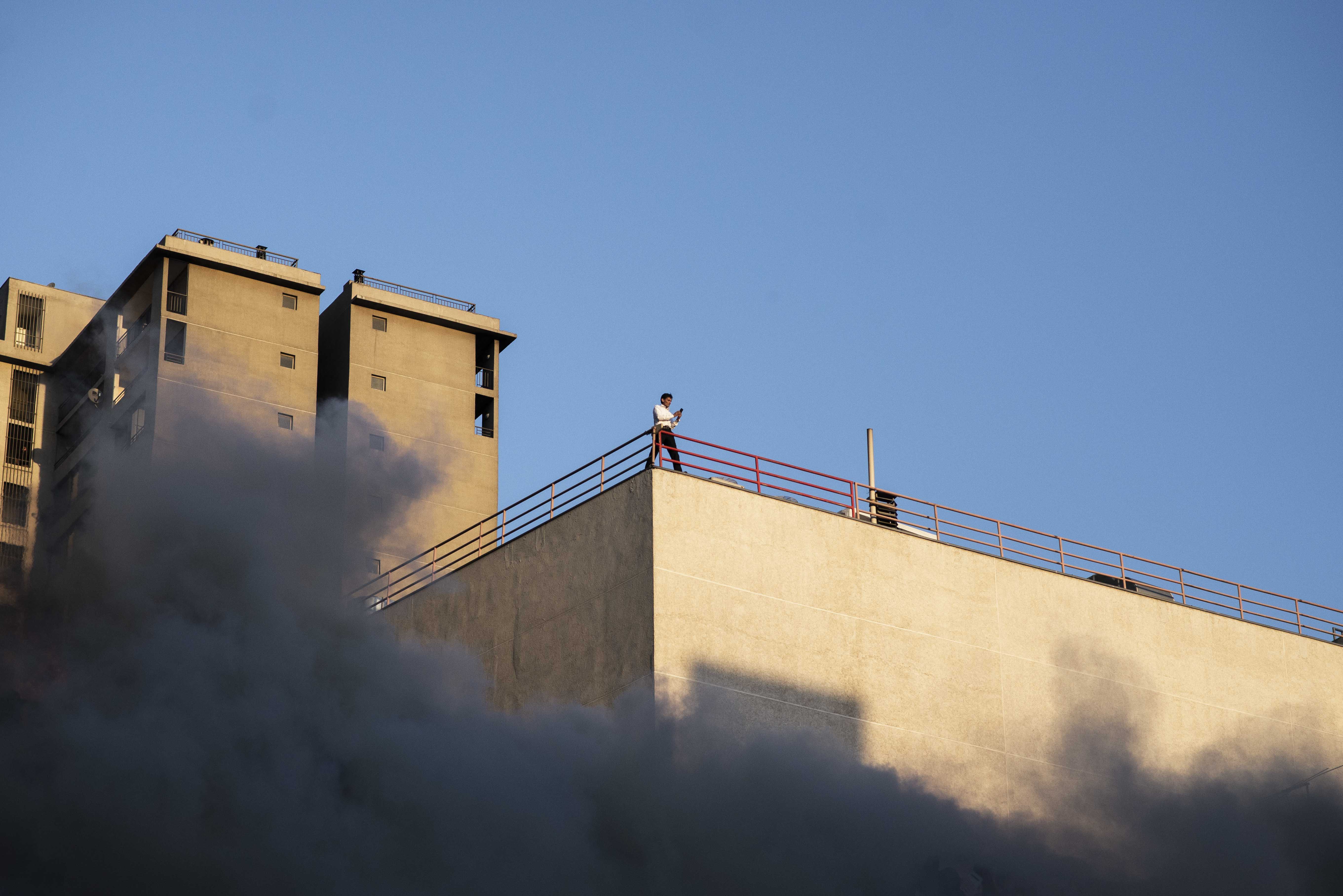 Edificio quemándose durante la revuelta de 2019