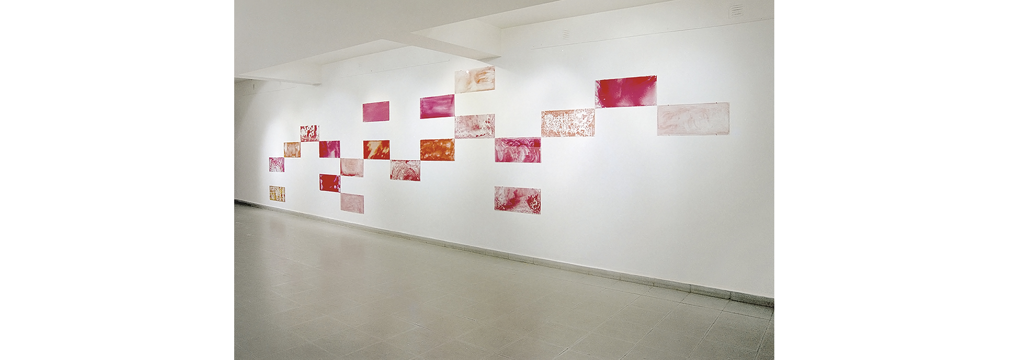 Es Roja, 1995. Centro Cultural Ricardo Rojas, Buenos Aires. Vidrio con esmalte sintético, fotografía color y luz.
