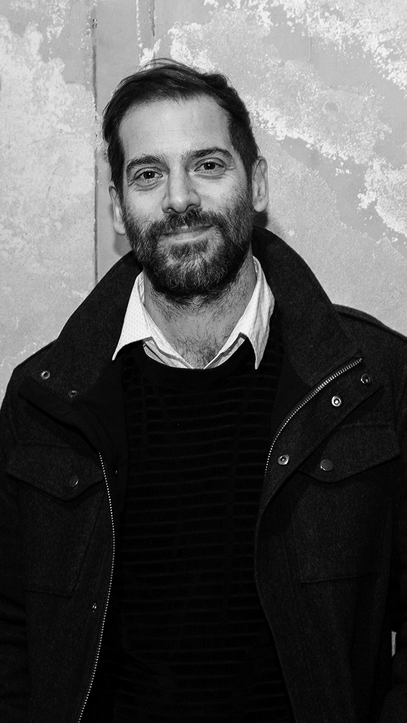 Gustavo Cedroni, METROFundado en 2000, METRO Arquitectos Asociados es una oficina de arquitectura que actúa en proyectos en diferentes escalas, de instalaciones temporales a intervenciones urbanas. Con una práctica que combina rigor técnico e investigación, busca promover el uso colectivo de los espacios construidos - públicos o privados - y la integración entre las intervenciones propuestas y el entorno en el que se inscriben. Desde la fundación mantiene una intensa asociación con el arquitecto Paulo Mendes da Rocha, con quien desarrolló, entre otros, el proyecto para el Cais de las Artes, conjunto arquitectónico compuesto por un museo de arte y un teatro para 1400 espectadores, en Vitória, ES y la Galería Leme, en São Paulo.