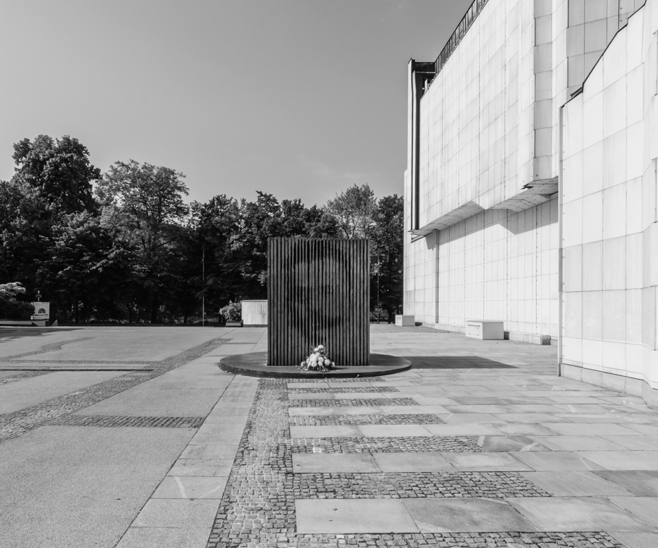 Cankarjev dom in spomenik Ivanu Cankarju, Ljubljana / 1983, Edvard Ravnikar, Slavko Tihec (spomenik)