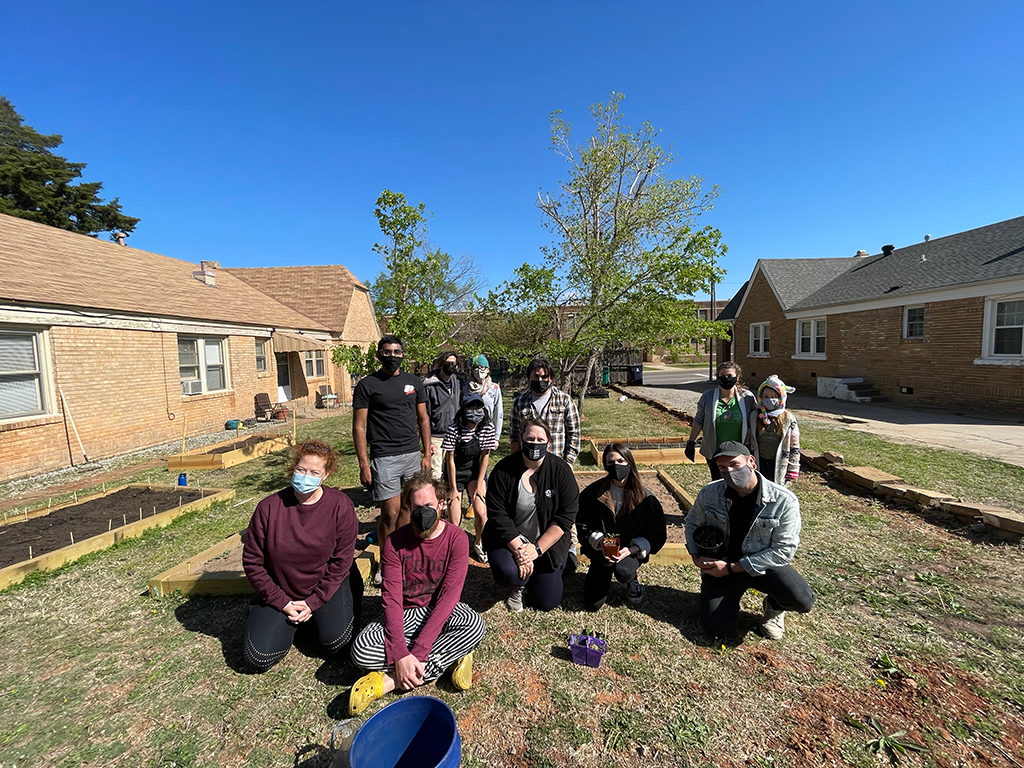 the group of volunteers on planting day!