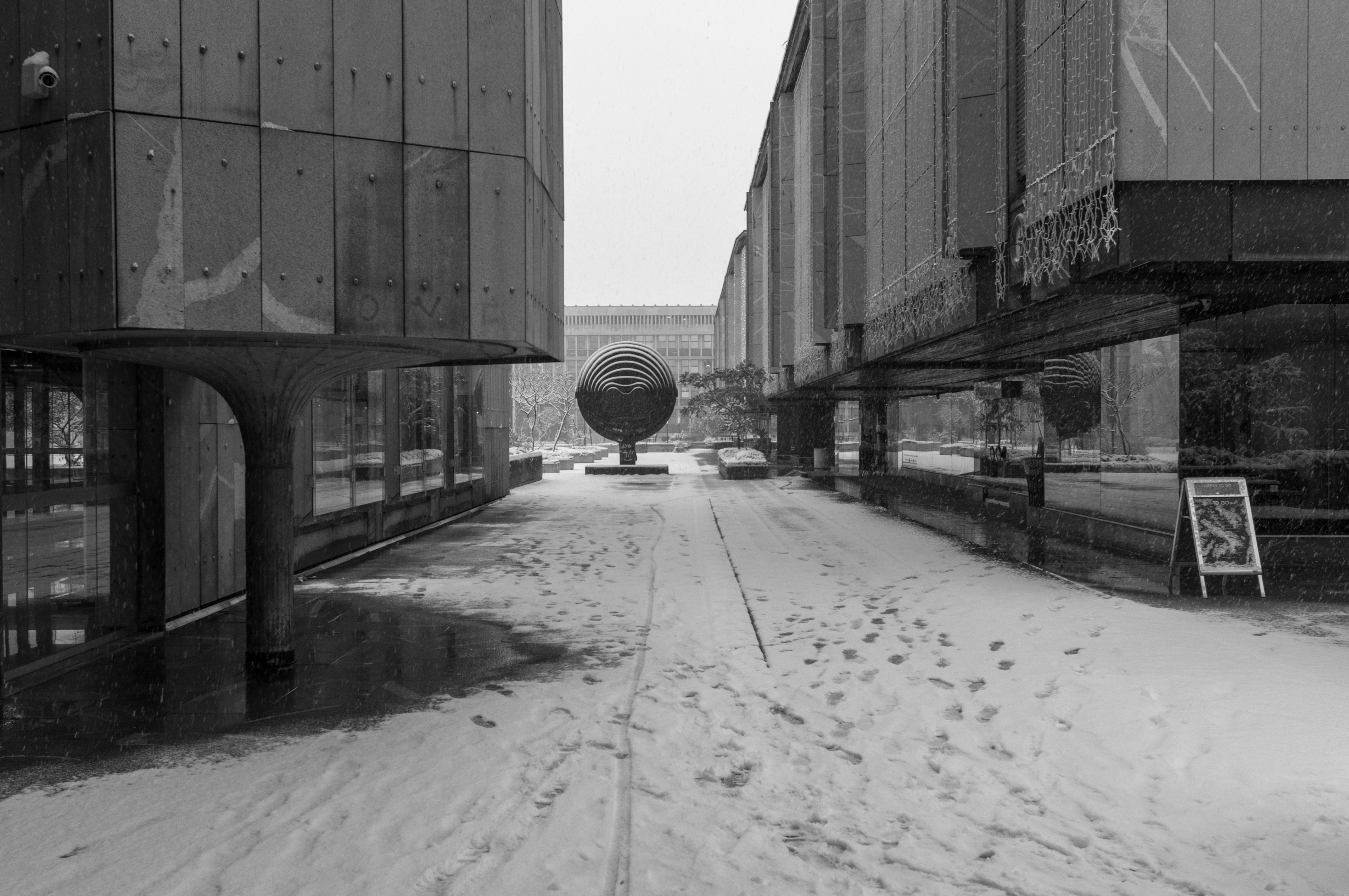 Maximarket in stolpnica NLB, 1971,  Edvard Ravnikar; skulptura Geneza, 1973, Slavko Tihec