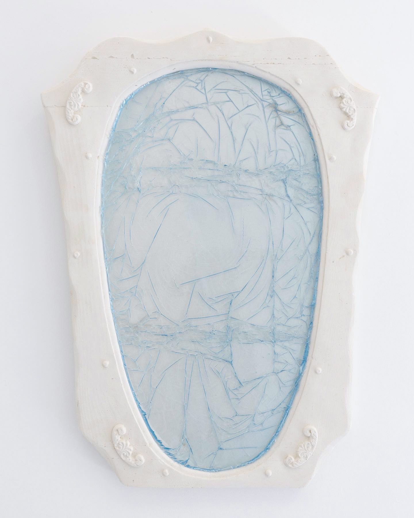  Untitled, 2022. Gypsum and epoxy casting with blue pigment on top of nylon wrap. Photography : Anat Finkelstein