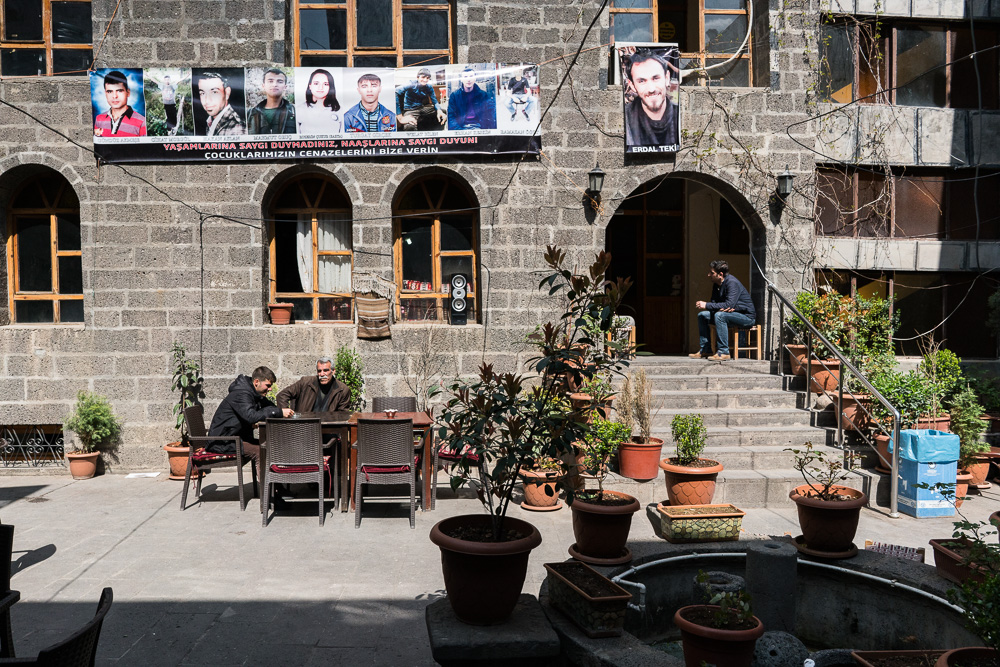 Diyarbakir (Amed), Quartier de Sur. Mars 2016.  A l'association Dicle Firat (ferm&eacute;e par l'&eacute;tat fin 2016), les familles des victimes attendent de r&eacute;cup&eacute;rer les corps de leurs proches. Certains sont dans l'attente depuis 3 mois. BIen que les combats aient cess&eacute; depuis pr&egrave;s de 15 jours, la zone est toujours inacessible aux habitants. Les familles des victimes s'inqui&egrave;tent de l'&eacute;vacuation des d&eacute;bris par des engins de chantier, ils craignent que les corps de leurs proches ne soient m&eacute;lang&eacute;s aux gravats emmen&eacute;s sur un site pr&egrave;s de l'universit&eacute;, comme c'est arriv&eacute; &agrave; Cizre. Les repr&eacute;sentants des familles se pr&eacute;parent aussi &agrave; un combat juridique pour qu'elles puissent r&eacute;cup&eacute;rer la garde d'une vingtaine d'enfants arrach&eacute;s &agrave; leurs proches et plac&eacute;s de force dans des orphelinats suite aux combats.
