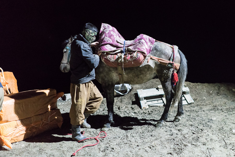Village de Zale, Kurdistan, Irak Dans la nuit noire, les travailleurs sans permis tentent malgré tout de faire passer illégalement des marchandises en Iran - les mêmes que celles qui transitent le jour, et parfois de la contrebande.