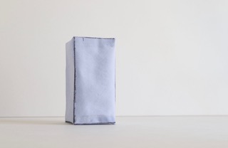 Barbara Carnevale Ceindre l’air, 2023 Graphite, blouse d’hôpital 12 x 6 x 6 cm Courtesy de l'artiste et de la Galerie Françoise Besson