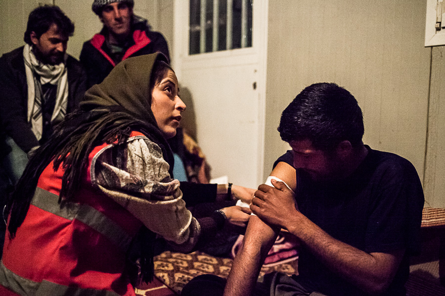 Sinjar, d&eacute;cembre 2014. Cette infirmi&egrave;re du croissant rouge kurde, apr&egrave;s avoir travaill&eacute; avec les r&eacute;fugi&eacute;s Ezidis victimes de l'attaque de l'EI en ao&ucirc;t 2014, soigne les combattant.e.s bless&eacute;.e.s.