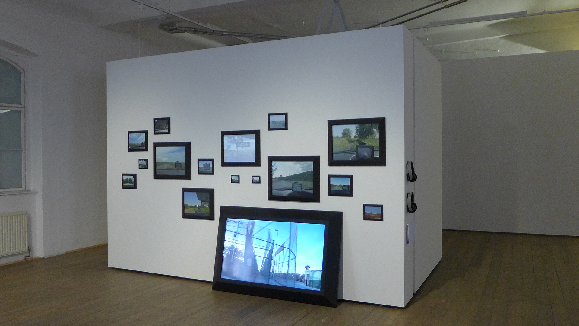 Ausstellungsansicht »Löcher in der Wand. Anachronische Annäherungen an die Gegenwart«, Kunsthalle Exnergasse, Wien (AT), 2018