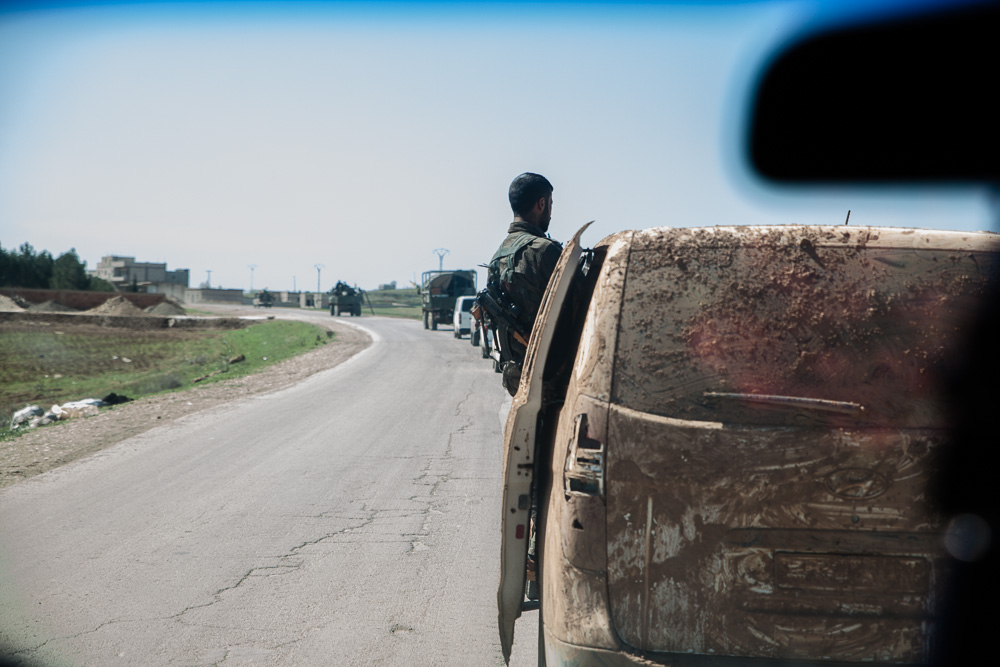 Tel Khanzir, près de Sere Kaniya (ras al ain), kurdistan syrien. Mars 2014. Ces combattants des unités de protection populaire kurdes (YPG) sont dans l'attente, après plusieurs jours de violents combats.