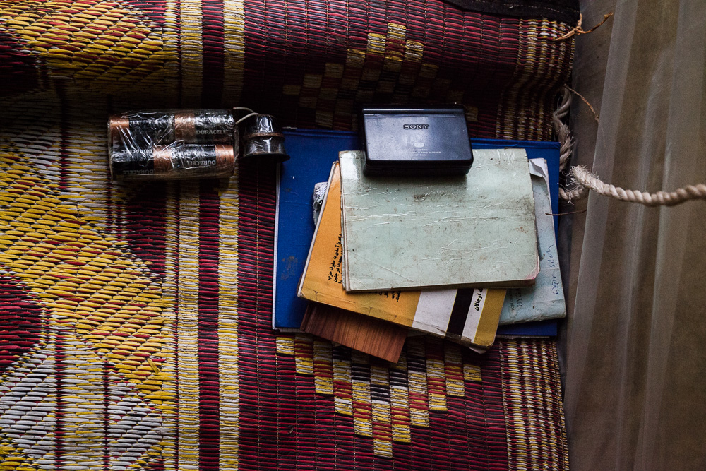 Qandil, kurdistan. Poste radio, livres, jeu d'&eacute;checs... Les rares loisirs du groupe.