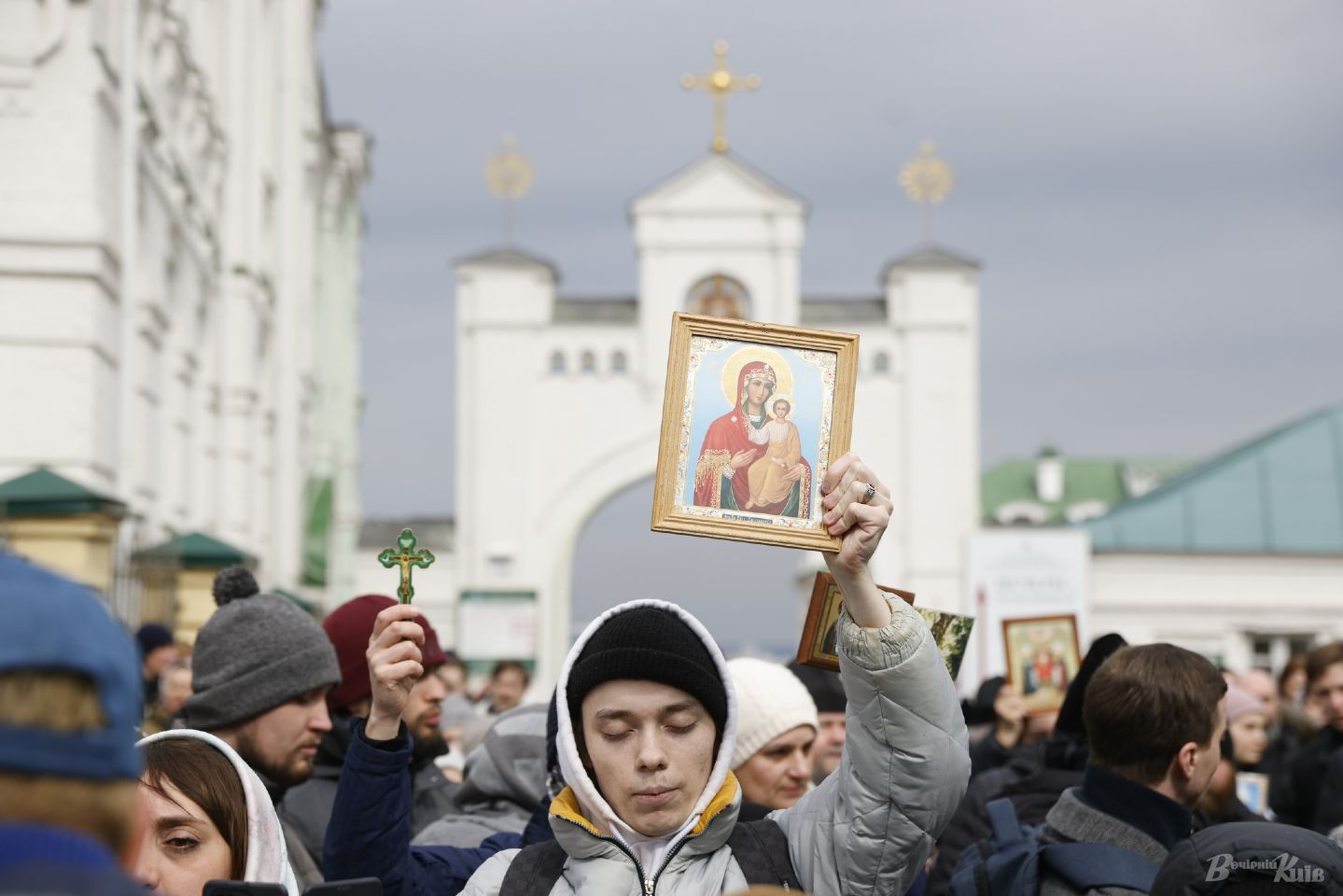 Акція протесту біля Києво-Печерської лаври 31 березня 2023 року. З одного боку — активісти, які вимагають, щоб комісію Мінкульта з приймання-передачі державного майна пустили до храмового комплексу, а УПЦ (МП) покинула лавру, з іншого — віряни та ченці, що виступають проти виселення. (Вечірній Київ/Борис Корпусенко)
