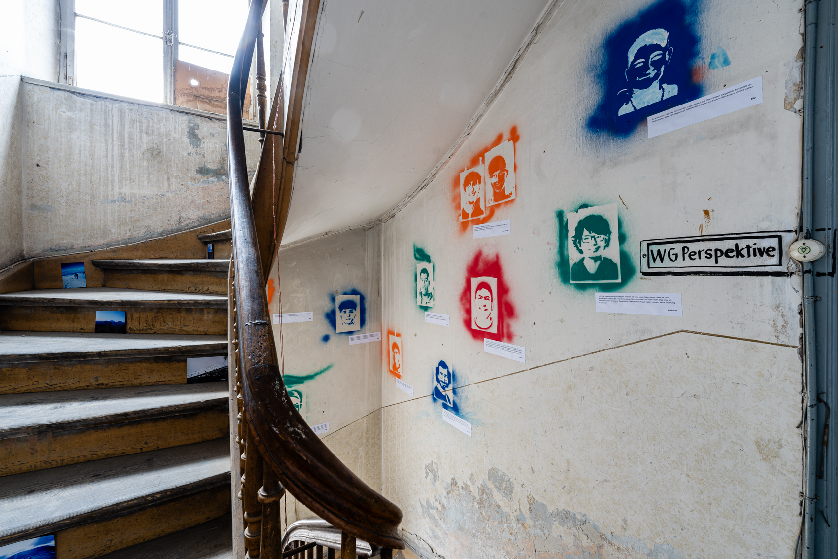 Bild 1 zu Ich bin wer?! und Du?!: Einfarbige Portr&auml;ts mit Schablonen von Jugendlichen wurden an die Wand im Treppenhaus gespr&uuml;ht.