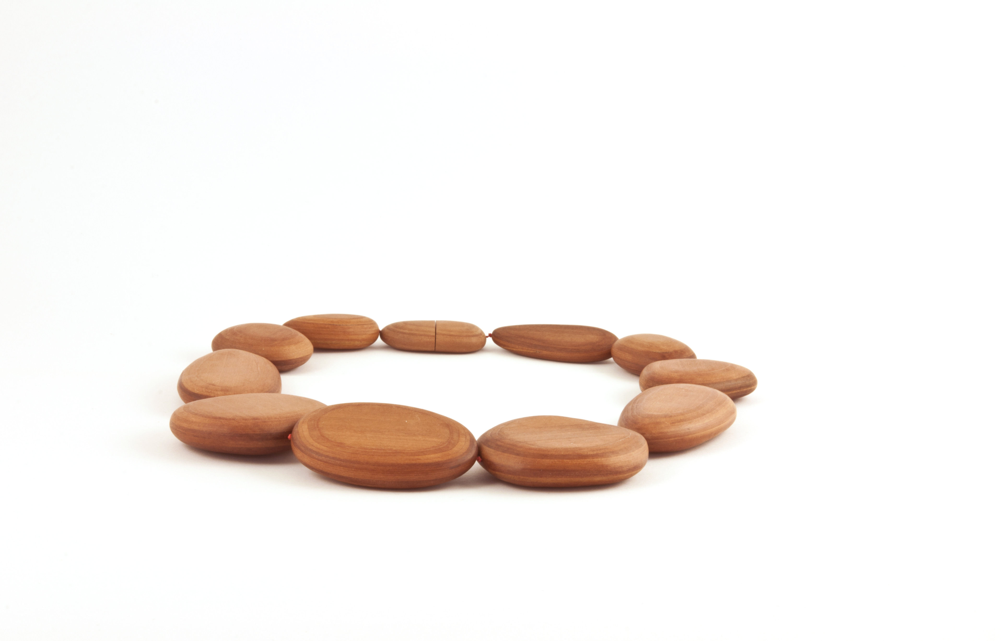 im Fluss | necklace | 2019 | cherry wood, magnet, thread