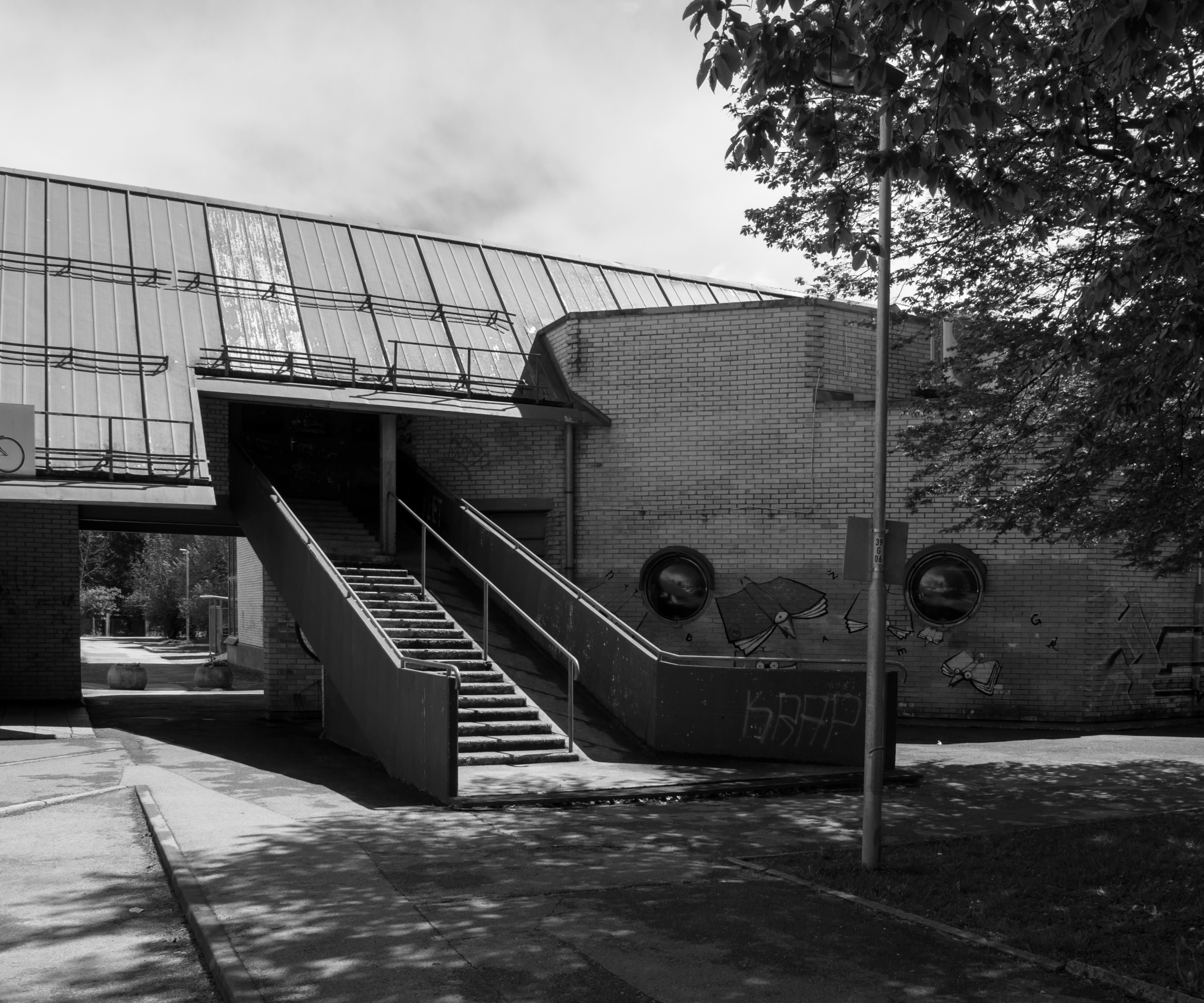 Nekdanja Knjižnica Ivana Cankarja, Vrhnika / 1980, Lojze Dra&scaron;ler