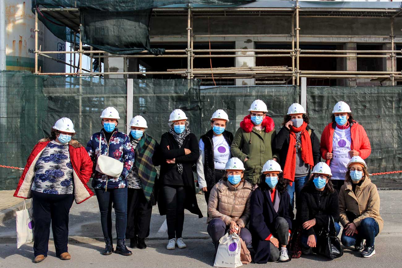 O grupo de formandas em visita à obra