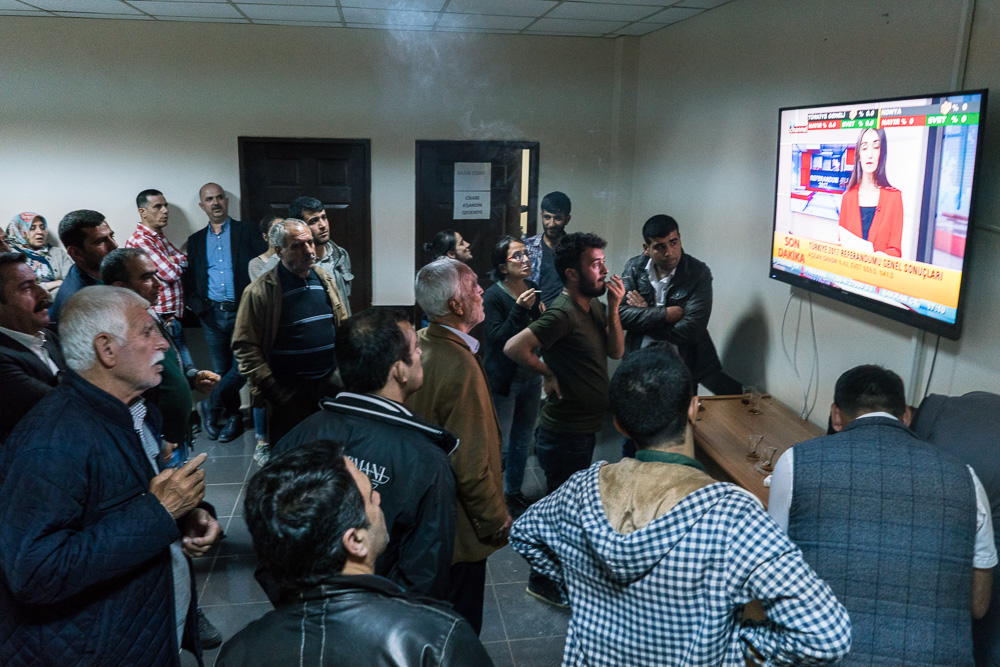 Diyarbakir. Suivi des r&eacute;sultats du r&eacute;f&eacute;rendum visant &agrave; donner les pleins pouvoirs au pr&eacute;sident, au si&egrave;ge du Parti d&eacute;mocratique du peuple (branche du HDP au Kurdistan).
