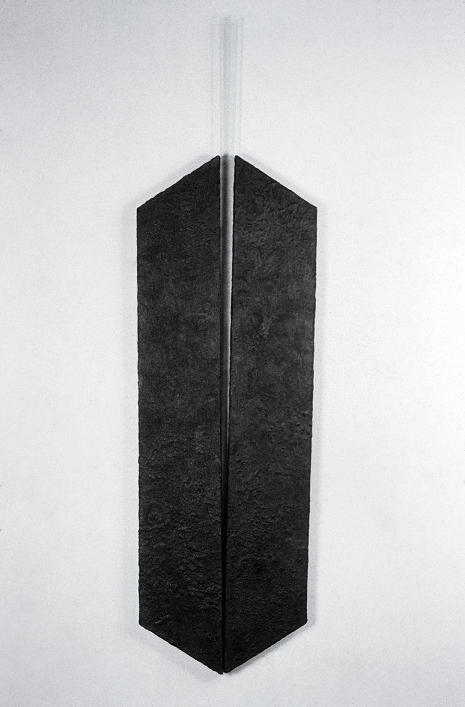 1989   I   sem título   I   encaustica sobre madeira e vidro   I   180 x 35 x 10 cm